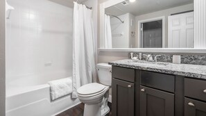 Appartement Standard, 1 chambre | Salle de bain | Sèche-cheveux, serviettes fournies, savon, shampoing