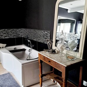 Douche, sĂšche-cheveux, serviettes fournies, savon