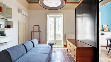 Apartment, Balkon | Wohnbereich | 32-Zoll-Fernseher mit Digitalempfang