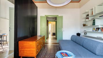 Apartment, Balkon | Wohnzimmer | 32-Zoll-Fernseher mit Digitalempfang
