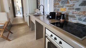 Frigorífico, horno, cafetera o tetera y tostadora