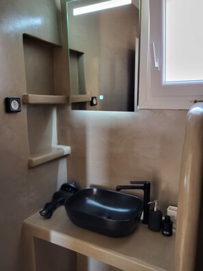Dusche, Handtücher, Shampoo, Toilettenpapier