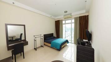 Laptop workspace, free WiFi, bed sheets