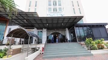 Vista frontal de la propiedad