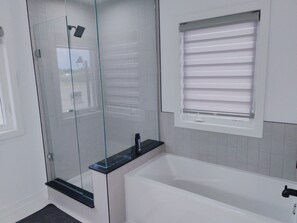 Sèche-cheveux, serviettes fournies, savon, shampoing