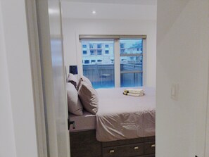 4 bedrooms, iron/ironing board, bed sheets