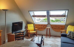 TV - Bright T2 with sea view and 30m from Les Minimes beach in La Rochelle (La Rochelle)