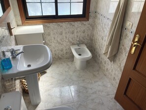 Haartrockner, Bidet, Handtücher, Seife