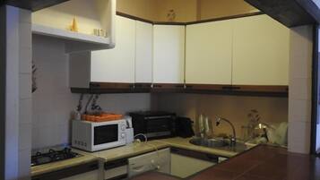 Frigorifero, microonde, forno, macchina per tè/caffè