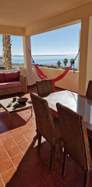 Outdoor dining - Rising sun in lagos bay (Lagos)