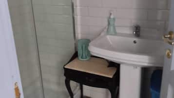 Asciugacapelli, asciugamani, sapone, carta igienica