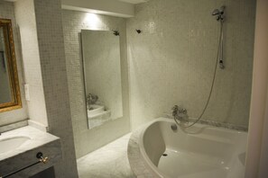 Secadora de cabello, bidet, toallas, jabón 