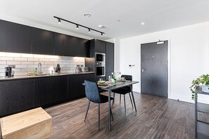 Refrigerador, microondas, horno, placa de cocina