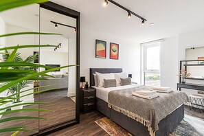 1 habitación, escritorio, tabla de planchar con plancha y wifi