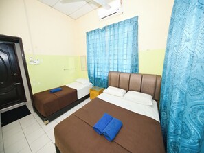 Deluxe Triple Room | Laptop workspace, free WiFi, bed sheets - Hotel O Iman Roomstay Gua Musang (Gua Musang)