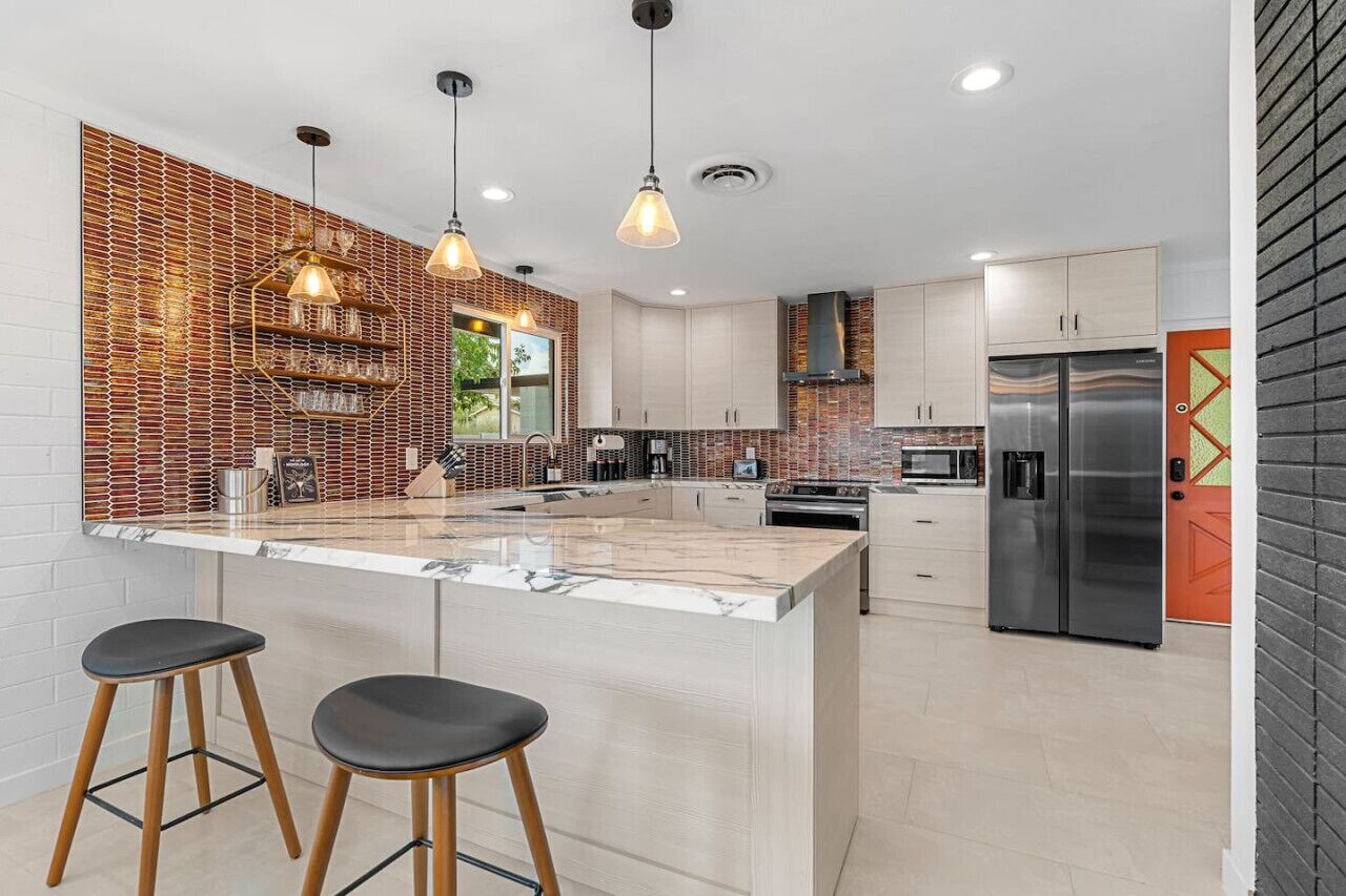 Frigorífico, microondas, horno y placa de cocina