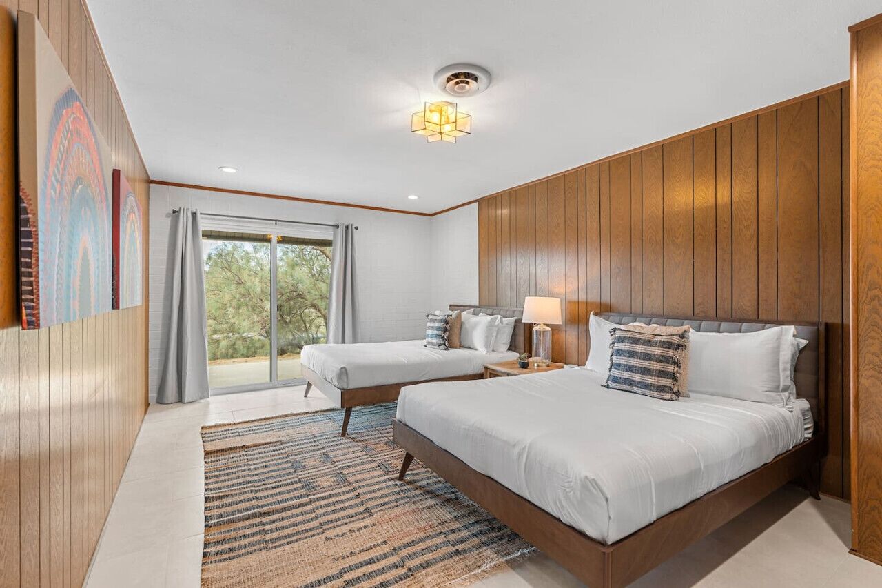 3 dormitorios, escritorio, tabla de planchar con plancha y cuna de viaje