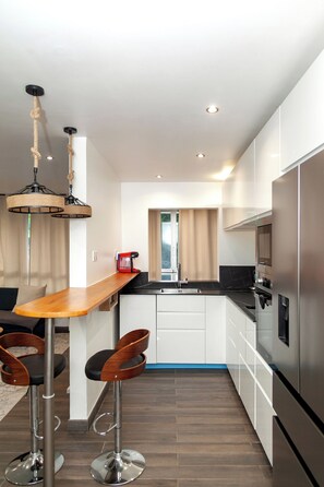 Fridge, microwave, oven, stovetop - Apartment La Defense - Near RER station and Arena stadium (Nanterre)