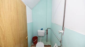 Kamar Double | Kamar mandi | Shower, pancuran hujan, kloset, dan handuk