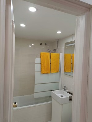 Serviettes fournies, papier de toilette