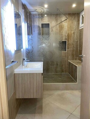 Haartrockner, Handtücher, Seife, Toilettenpapier