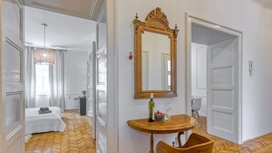 Villa | 2 bedrooms - Spacious Apartment In Heart Of Zagreb (Zagreb)