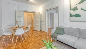 Villa | 2 bedrooms - Spacious Apartment In Heart Of Zagreb (Zagreb)