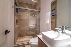 Hiustenkuivaaja, pyyhkeet, vessapaperi