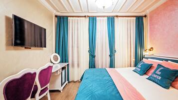 Deluxe Room, 1 Queen Bed | Blackout curtains, free WiFi