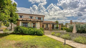 Villa - Vila Aryana With Pool (Sveti Lovrec)