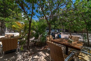 Outdoor dining - King Studio w/ Balcony, Rooftop Pool + 2 Bikes (Tulum)
