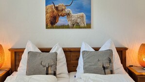 A hotel room with two beds, a painting of a cow and a dog, and two lamps on either side. - Penthouse Summer Winter Fun 4 Roof Terrace (Zell am See)