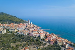 A coastal town with colorful buildings, a prominent church, and a clear view of the sea. - La Stalletta - Hillside (Alassio)