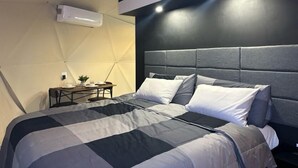 Superior Tent, Mountain View | Egyptian cotton sheets, premium bedding, laptop workspace, WiFi (free) - White Camel (Kanab)