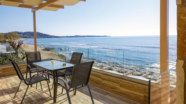 Una terrazza con tavolo e sedie vista mare.