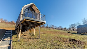 Un bâtiment moderne doté d’un toit en pente et d’un balcon.