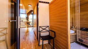 Un intérieur moderne avec un mur en bois, une chaise noire et un plancher en bois.