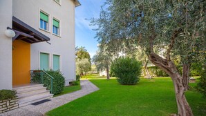 Unclassified image, 3 of 35, button - Margherita Near Lake-child Friendly (Toscolano Maderno)