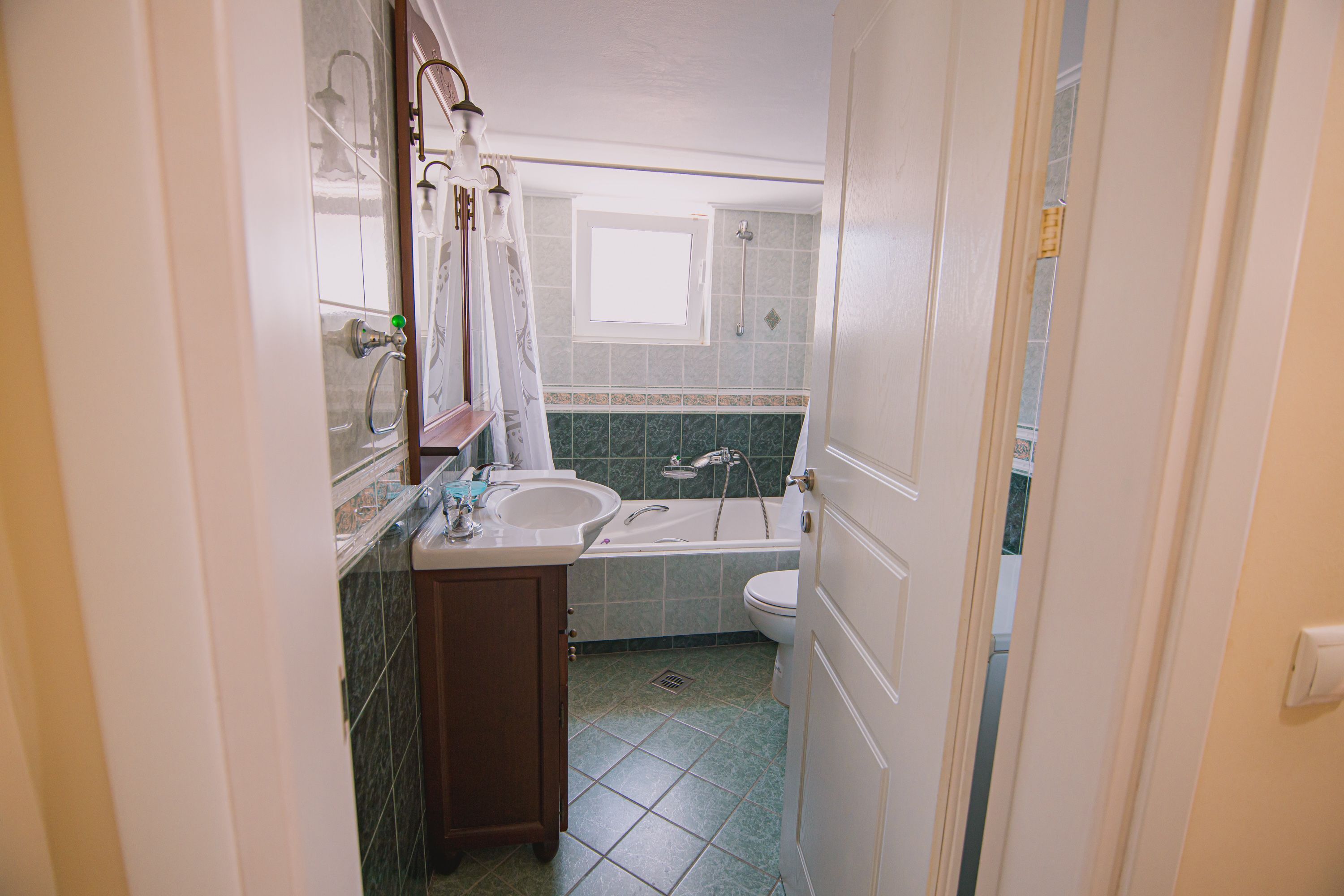 Ein kleines Badezimmer mit Waschbecken, Toilette und Badewanne.