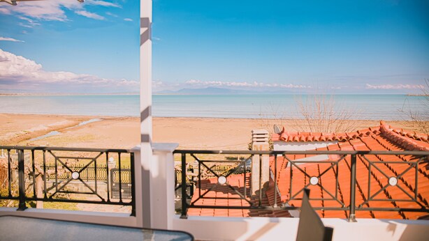 A balcony with a view of a beach and the sea. - Villa Olga Sea Front Katakolo (Pyrgos)