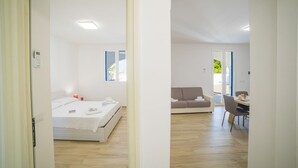 Une chambre d’hôtel moderne équipée d’un lit, d’un canapé et d’un coin repas.