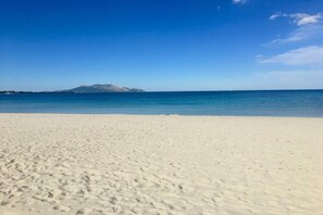 A beach with a clear sky and calm sea. - Le Dimore di Nettuno 4 With Pool (Olbia)