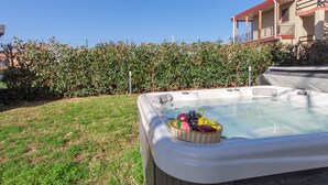A hot tub with a basket of fruits on the edge. - Casa Smeralda a 200 mt Dal Mare (Augusta)