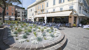 Ein Hotel mit Außenbestuhlung und Garten.