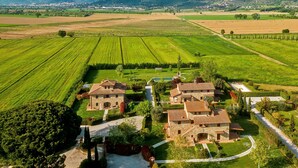 A rural property with stone buildings, a well-maintained garden, and expansive fields. - Fratta Ginestre in Cortona (Cortona)