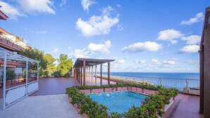 A rooftop pool with a view of the sea, surrounded by potted plants and a pergola. - Il Suono del Mare 200 mt From sea (Cervo)