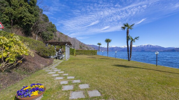 A pathway leading to a gazebo with a view of a lake and mountains. - Blu Lake Apartment on Ghiffa Beach (Ghiffa)