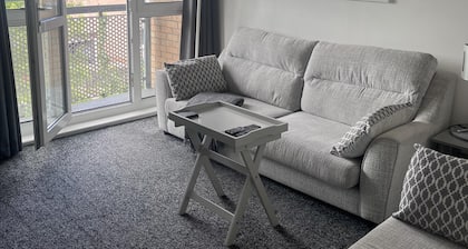 2 Bed Flat - Sleeps 4 - Pets - Parking - Wifi