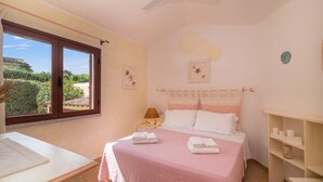 A bedroom with a bed, a desk, a chair, a window, and a ceiling fan. - Dimora di Rosy Pittulongu (Olbia)