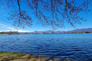 Ein See mit freiem Blick auf Berge im Hintergrund.